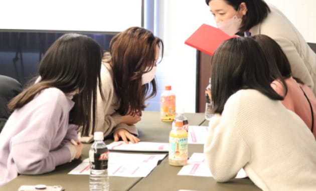4名の女性が会議室で会議を行っている様子