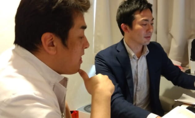 2人の男性がミーティングをしている様子
