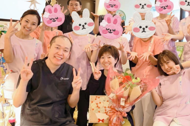 歯科医院スタッフの方々の集合写真